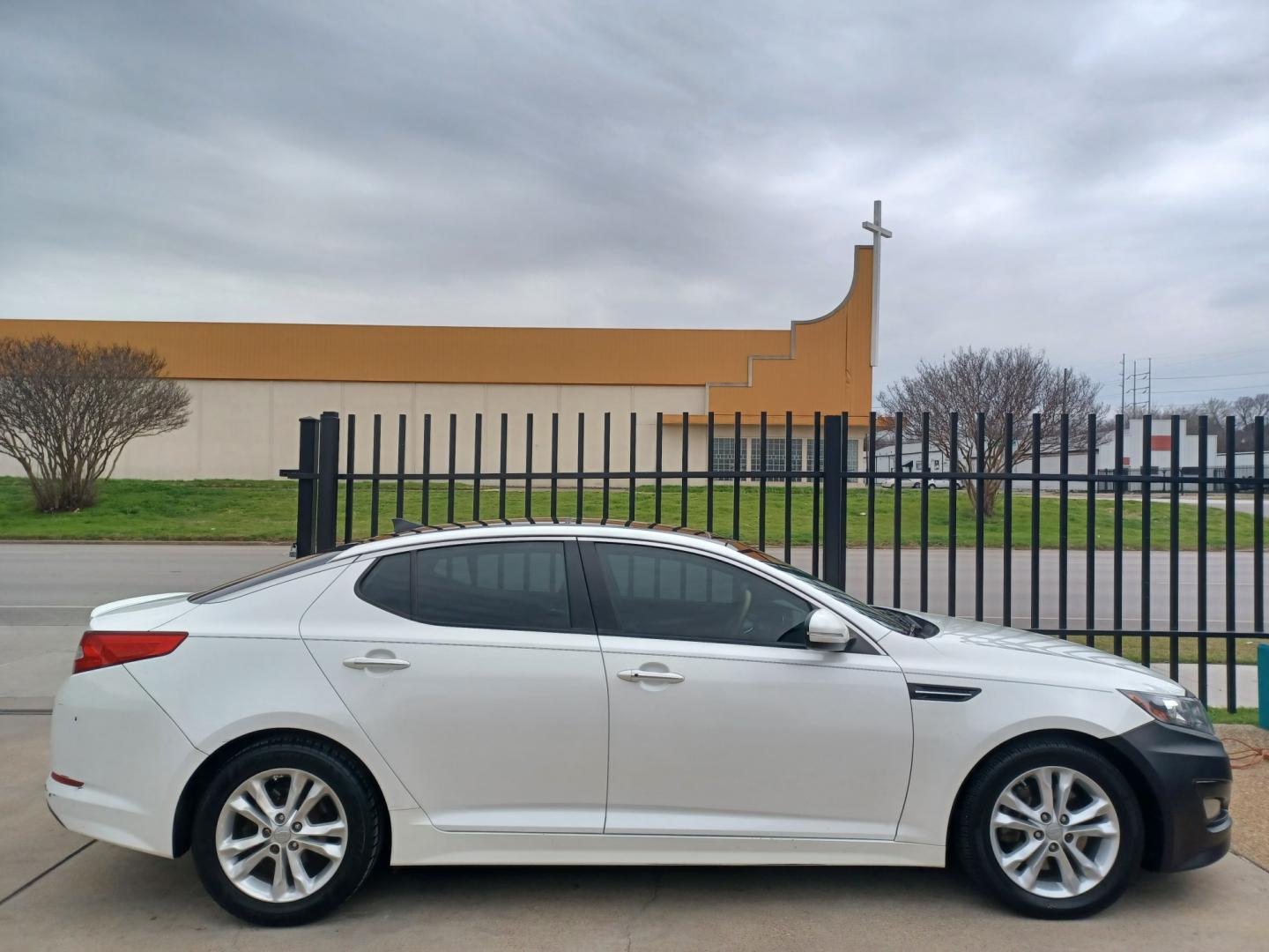 2011 WHITE /BLACK Kia Optima SX (KNAGR4A68B5) with an 2.4L L4 DOHC 16V TURBO engine, 6-Speed Automatic transmission, located at 2001 E. Lancaster, Ft. Worth, 76103, (817) 336-7000, 32.746181, -97.301018 - Photo#1